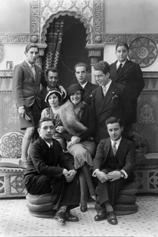 Imperio Argentina sentada en el centro de un grupo de personas en el Estudio Fotográfico Arenas, Málaga.